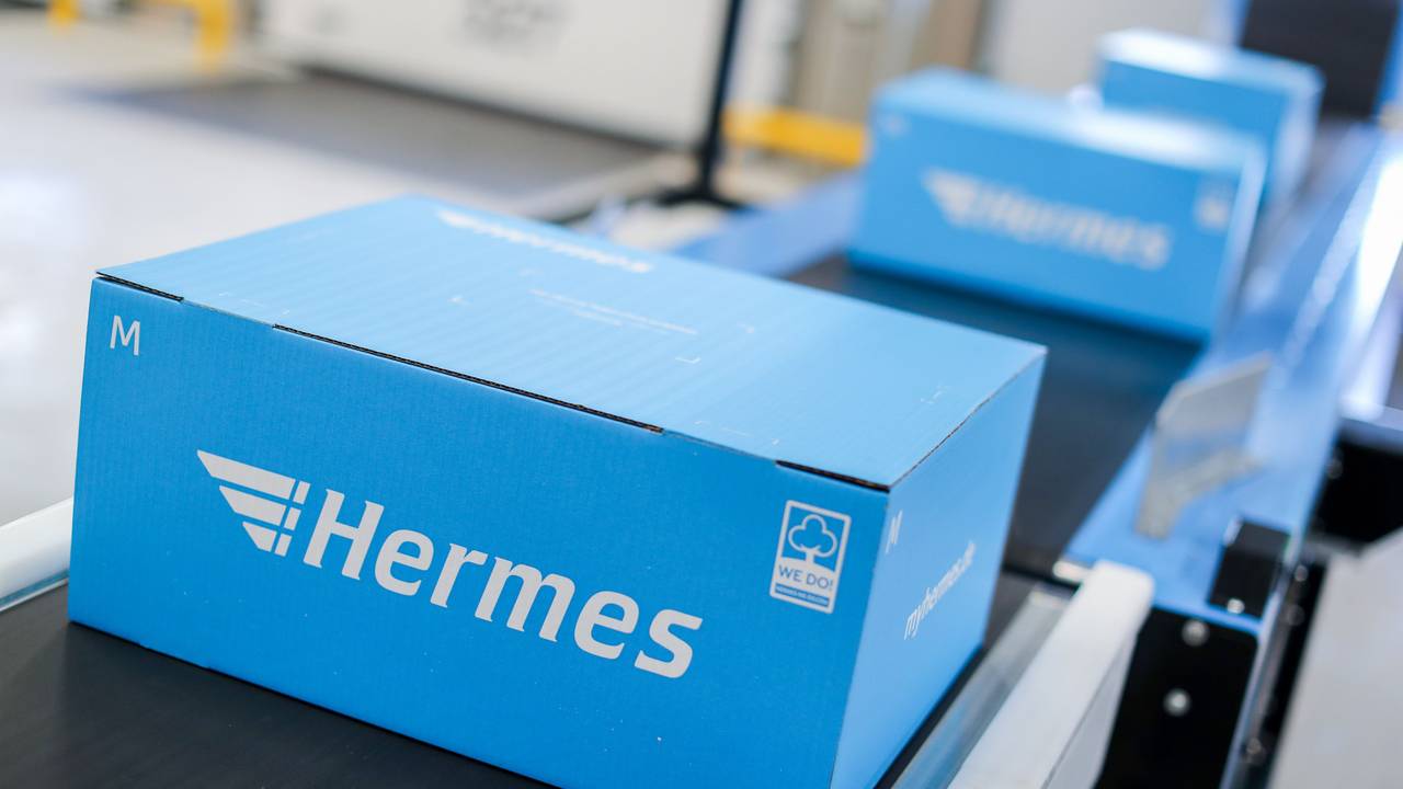 Pakete liegen auf einem Förderband im neuen Hermes Logistik-Center.