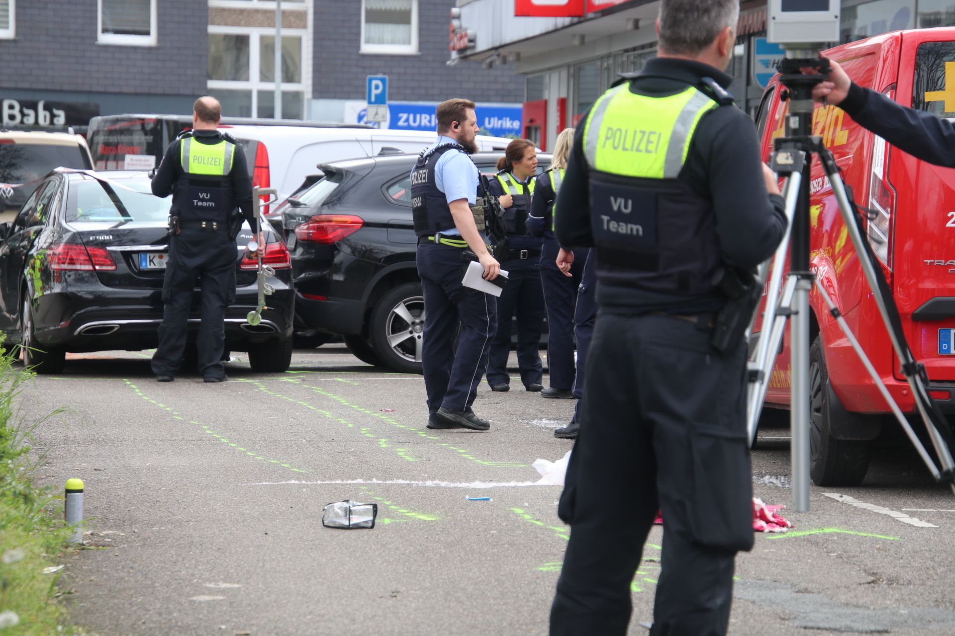Das Verkehrsunfallaufnahmeteam sichert Spuren eines tödlichen Unfalls. Auf dem Boden sind Markierungen gemalt.