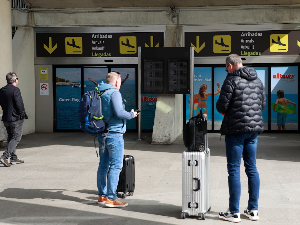 Touristen mit Koffern am Flughafen von Palma de Mallorca.
