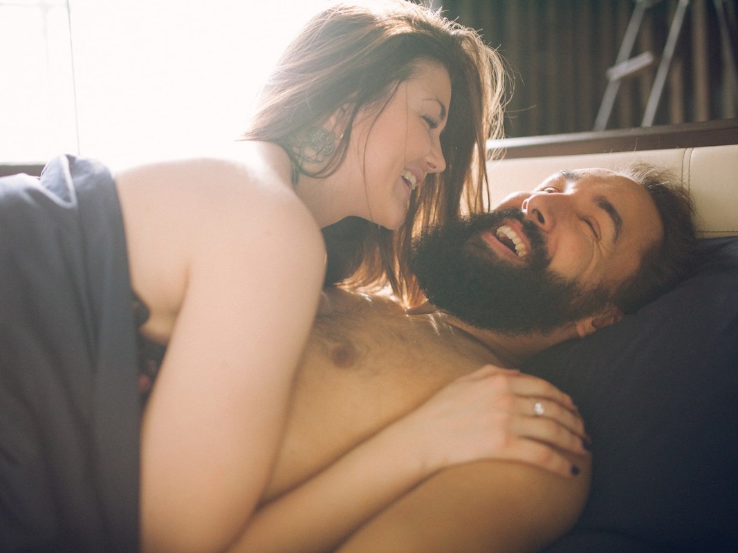 Mann und Frau im Bett.