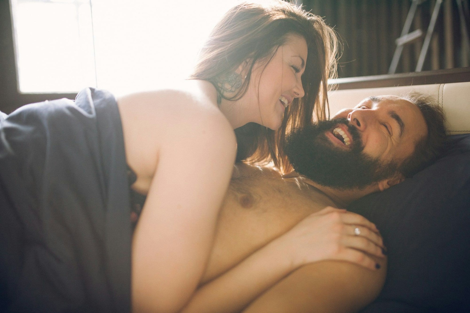 Mann und Frau im Bett.