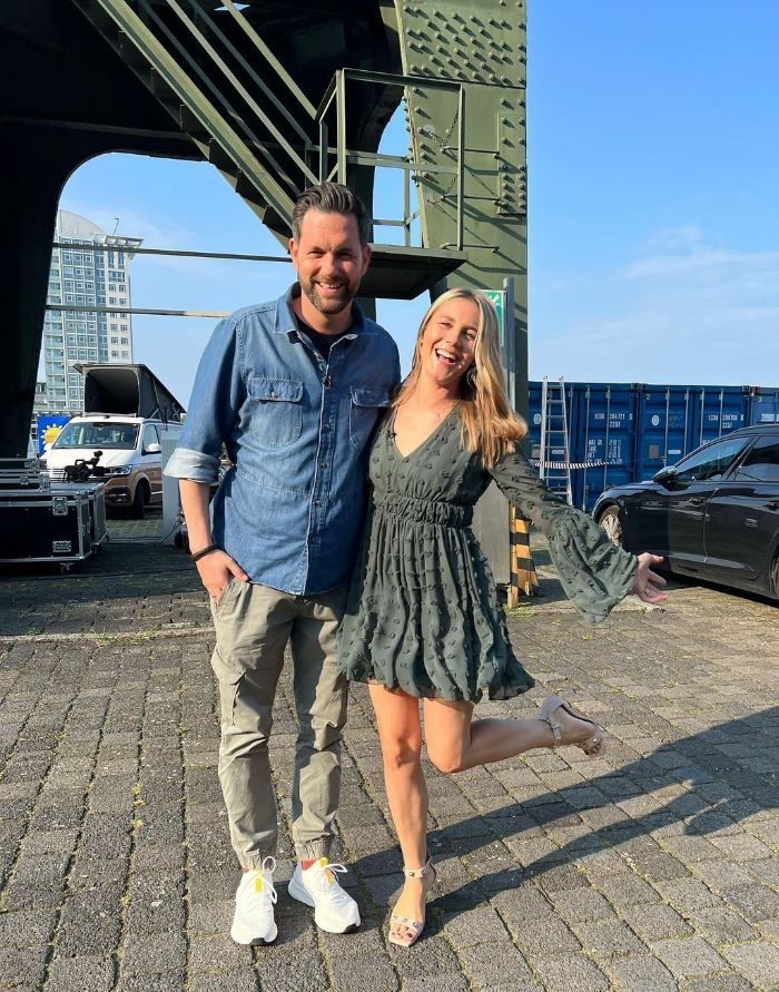 Matthias Killing und Alina Merkau, Moderatoren des Sat.1-Frühstücksfernsehen am 2. Mai 2023