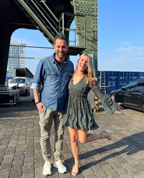 Matthias Killing und Alina Merkau, Moderatoren des Sat.1-Frühstücksfernsehen am 2. Mai 2023
