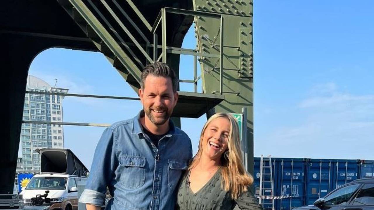 Matthias Killing und Alina Merkau, Moderatoren des Sat.1-Frühstücksfernsehen am 2. Mai 2023