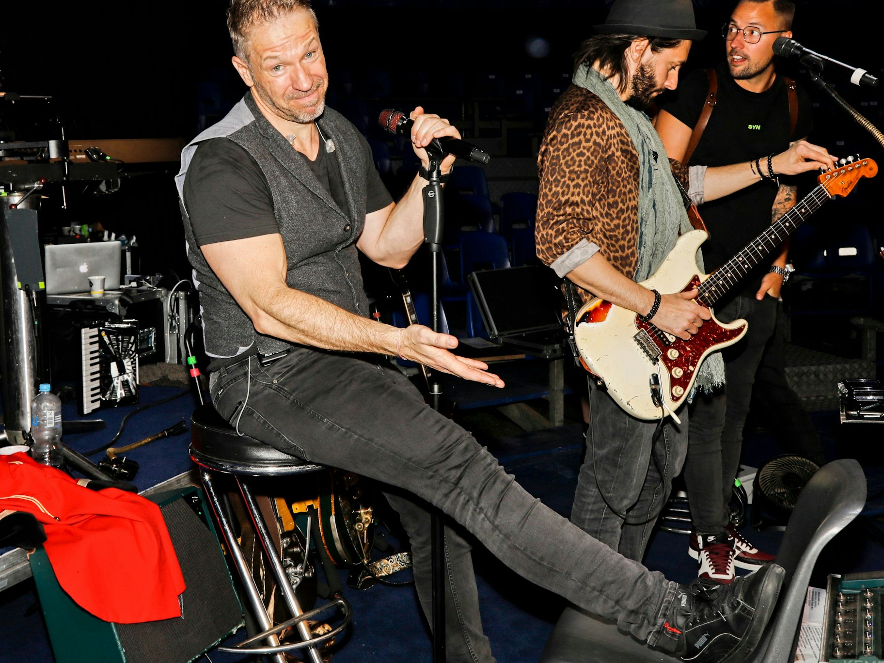 Höhner-Frontmann Patrick Lück hat den Fuß auf einen Stuhl gelegt.