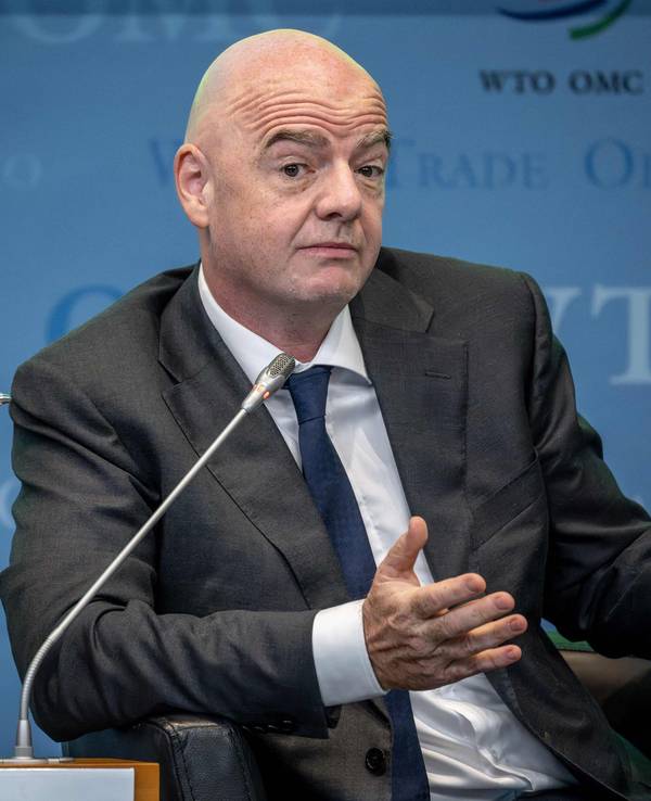 Gianni Infantino spricht auf einem Event.