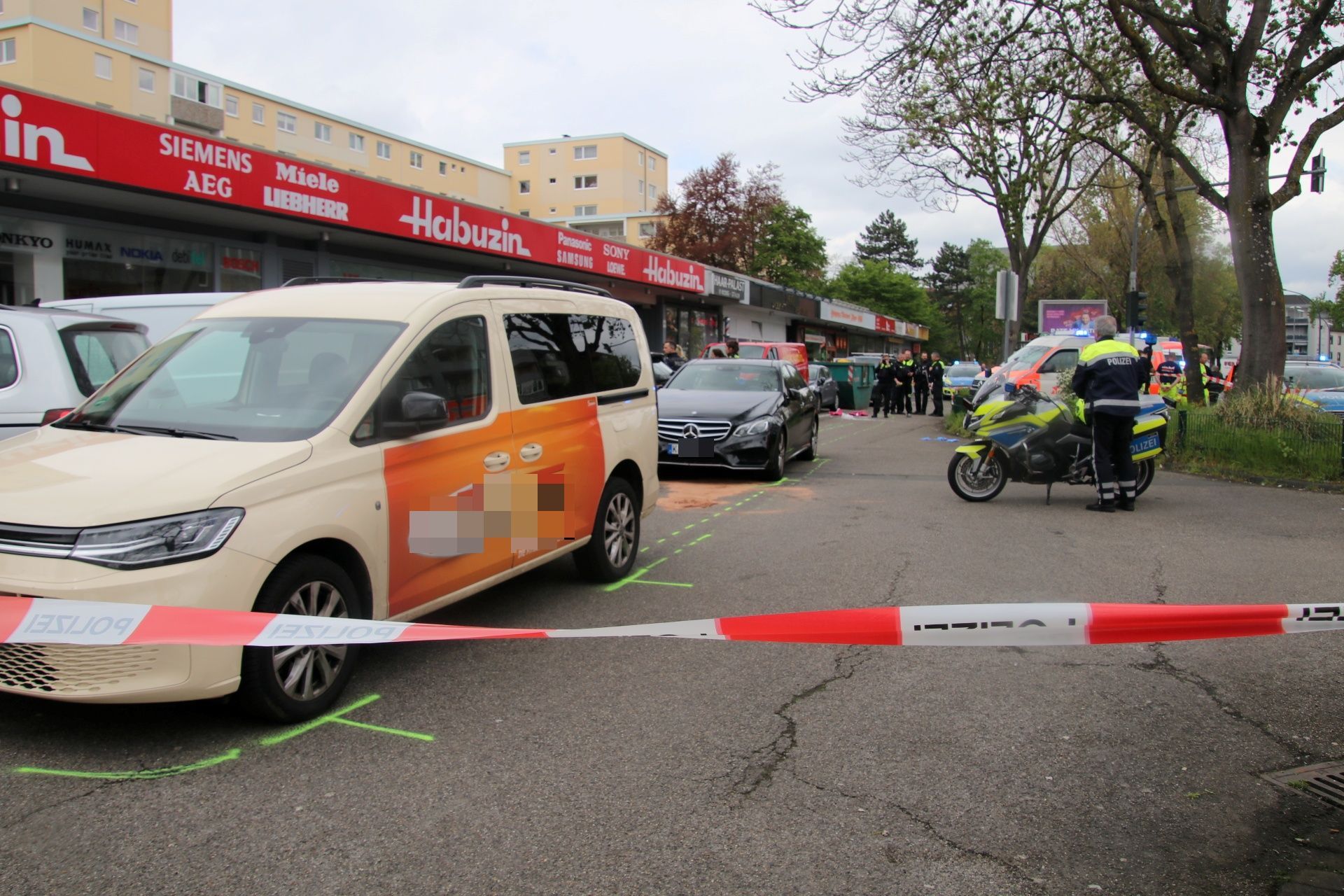 Ein Taxi und eine Mercedes-Limousine stehen am mit Flatterband abgesperrten Unfallort.