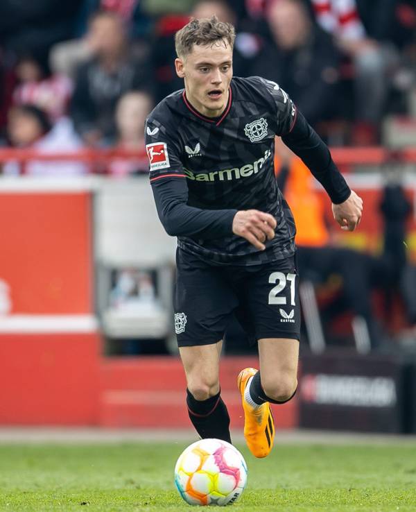 Florian Wirtz dribbelt für Bayer Leverkusen gegen Union Berlin.
