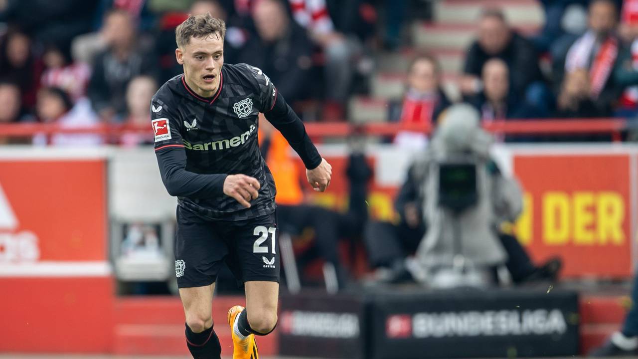 Florian Wirtz dribbelt für Bayer Leverkusen gegen Union Berlin.