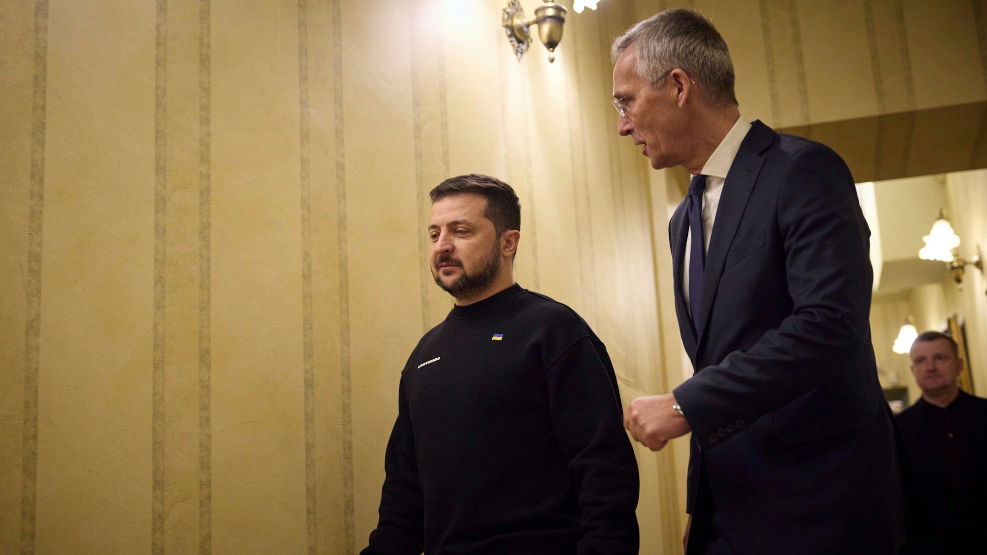 Jens Stoltenberg, Nato-Generalsekretär, und Wolodymyr Selenskyj (links), Präsident der Ukraine, sprechen während ihres Treffens am 20. April in Kyjiw.