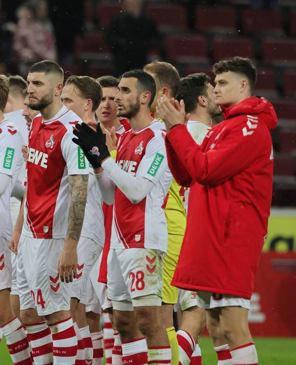 Die Spieler des 1. FC Köln bedanken sich nach der Heim-Niederlage gegen den VfL Bochum bei ihren Fans.
