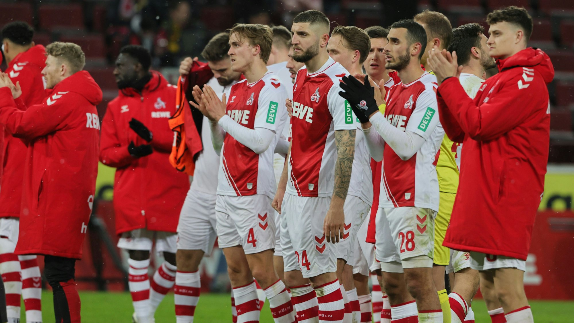 Die Spieler des 1. FC Köln bedanken sich nach der Heim-Niederlage gegen den VfL Bochum bei ihren Fans.
