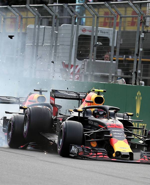 Baku 2018: Max Verstappen (r.) lässt den schnelleren Red-Bull-Kollegen Daniel Ricciardo bei Tempo 300 auflaufen, es kommt zum HornochsenCrash.