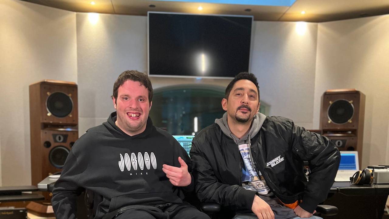 Rapper Rolling G sitzt neben Rapper Eko Fresh. Beide schrieben zusammen einen Song namens „Neue Wege“ und möchten auf die fehlende Barrierefreiheit in Deutschland aufmerksam machen.
