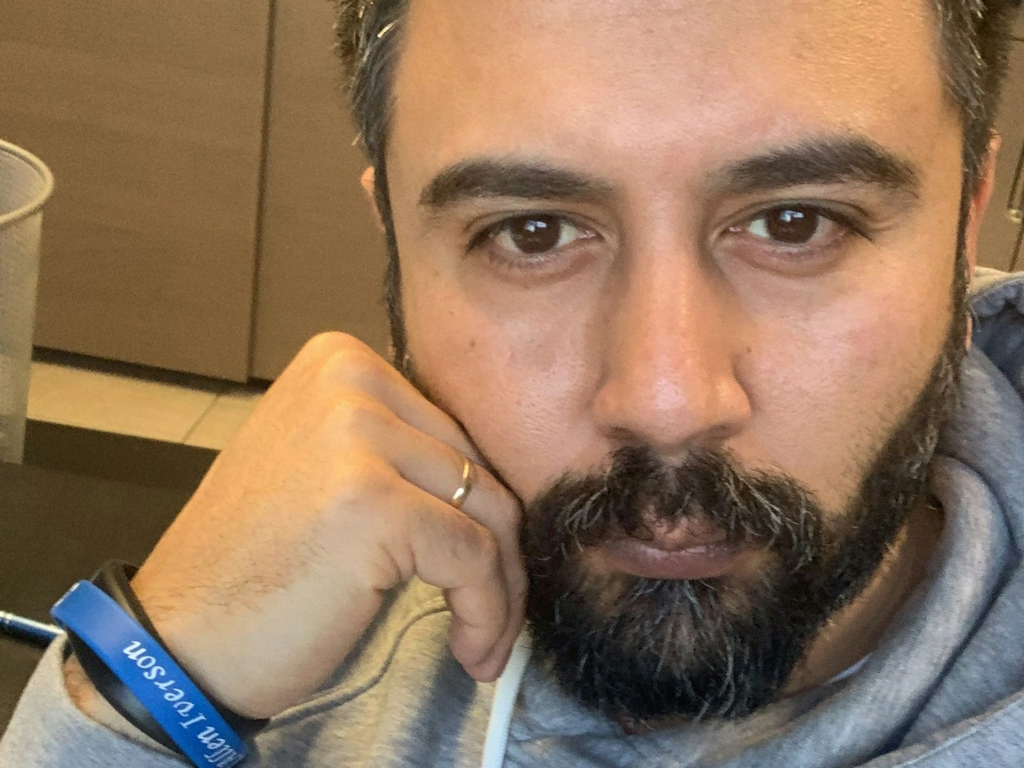 Emal Fakhri schaut in die Kamera