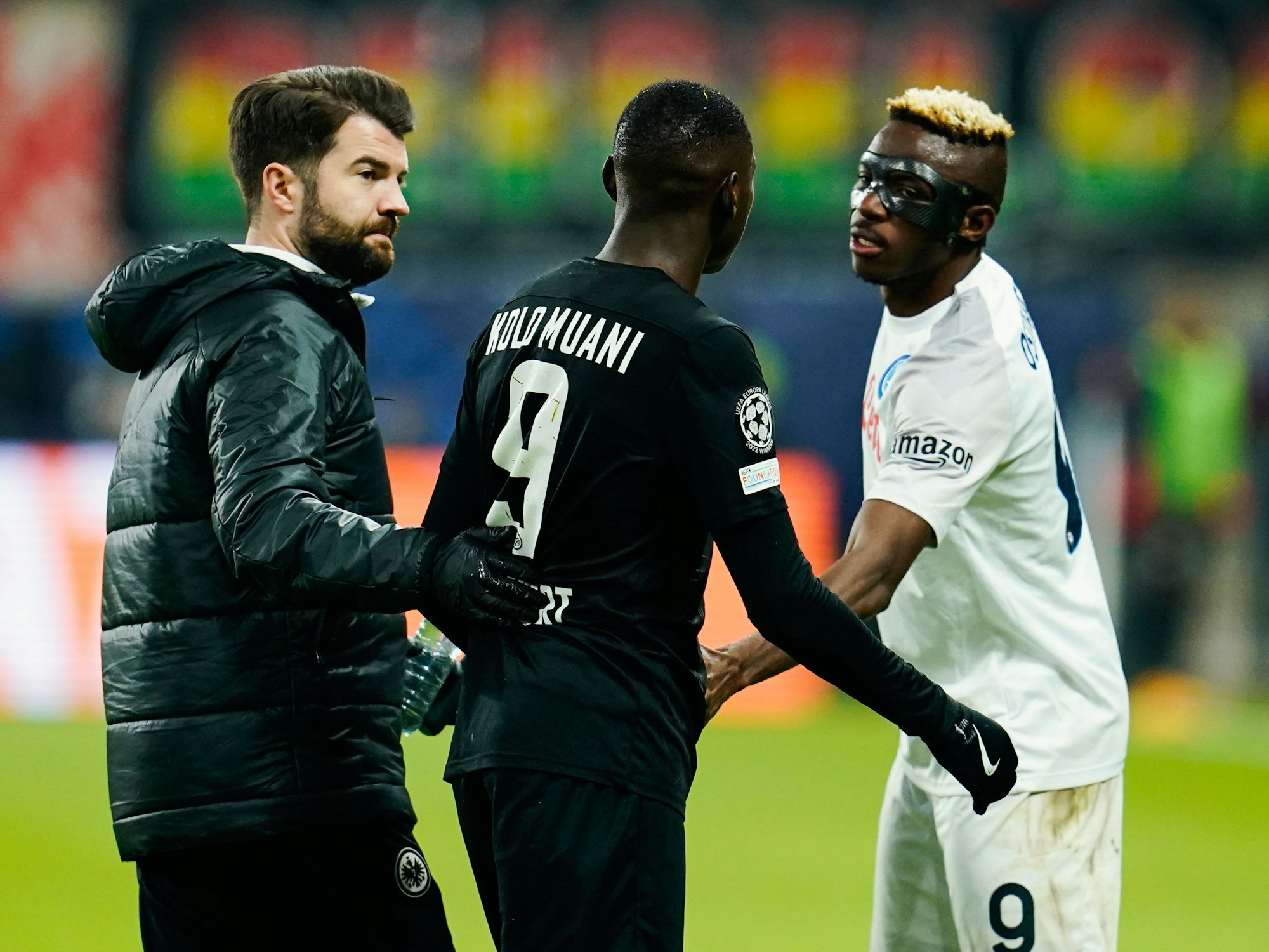 Frankfurts Randal Kolo Muani verlässt nach einer Roten Karte das Spielfeld.