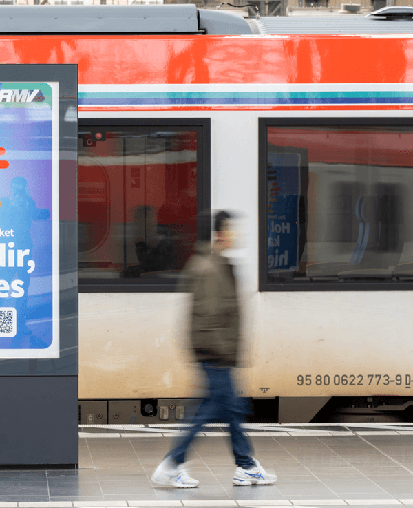 Die Werbung für das Deutschlandticket ist am Hauptbahnhof vor einer Bahn des ÖPNV zu sehen.