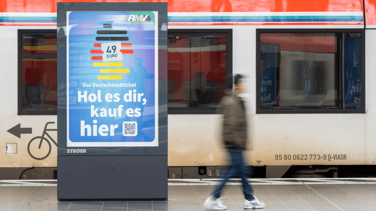 Die Werbung für das Deutschlandticket ist am Hauptbahnhof vor einer Bahn des ÖPNV zu sehen.