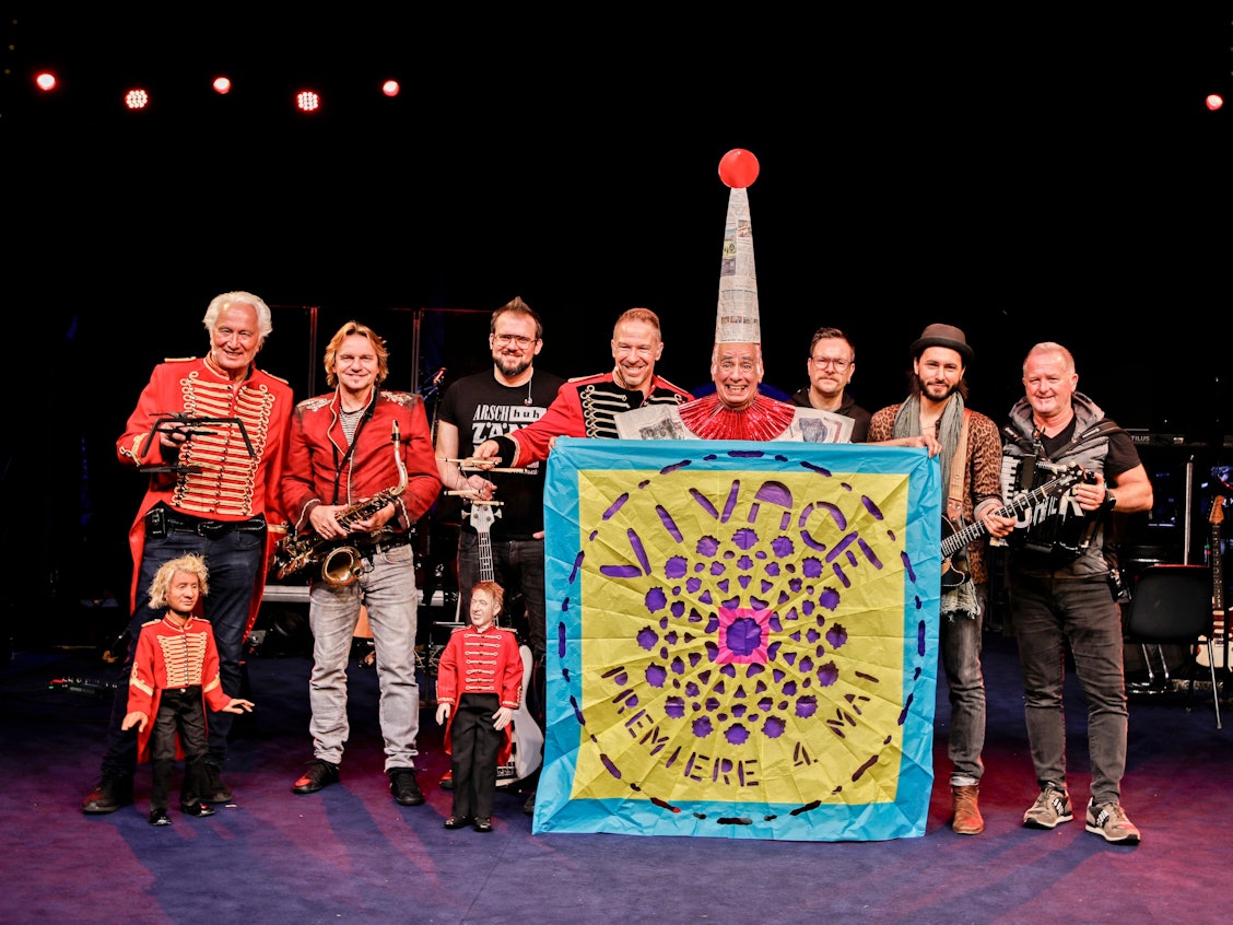 Die Höhner zusammen mit Ex-Hohn Hannes Schöner (l.) und dem Papierkünstler Mr. Lo.