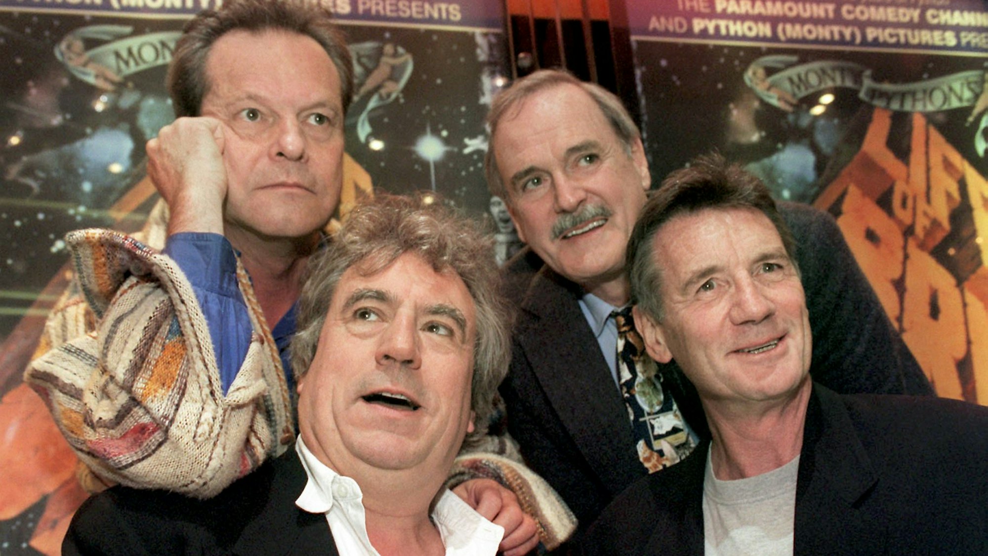 Die Monty-Python-Stars Terry Gilliam (l-r), Terry Jones, John Cleese und Michael Palin stehen bei einer Wohltätigkeitsveranstaltung am Leicester Square zusammen.