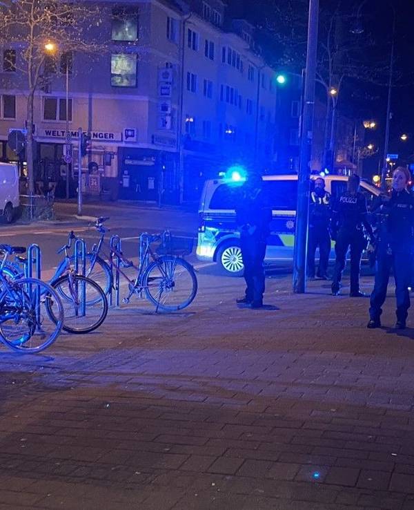 Einsatzkräfte der Polizei am 1. Mai 2023 bei einem Einsatz in Köln-Ehrenfeld.
