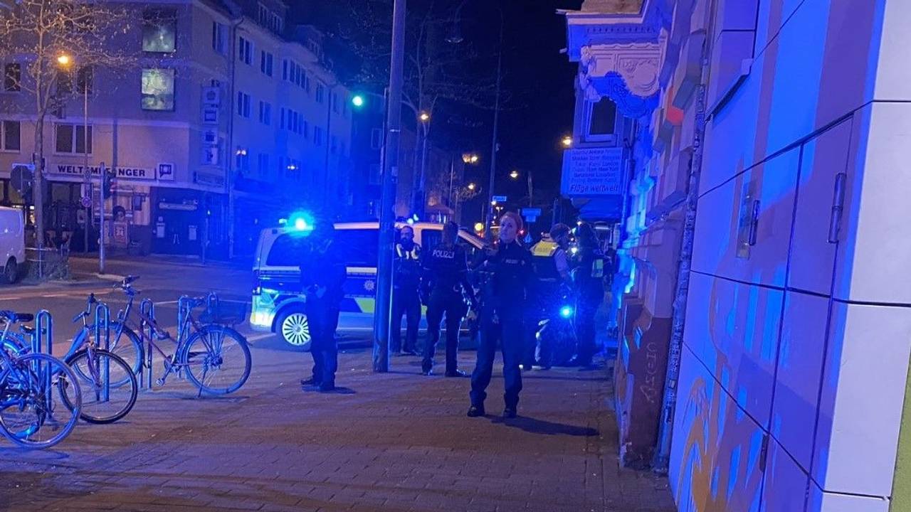Einsatzkräfte der Polizei am 1. Mai 2023 bei einem Einsatz in Köln-Ehrenfeld.