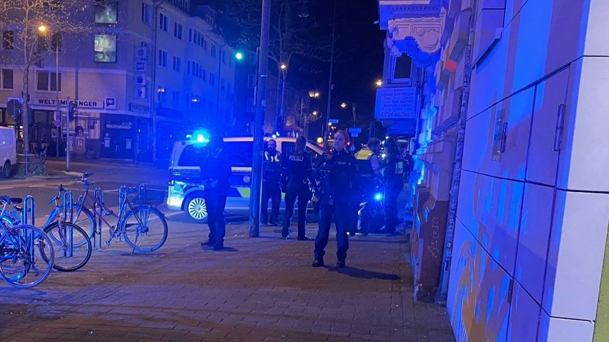 Einsatzkräfte der Polizei am 1. Mai 2023 bei einem Einsatz in Köln-Ehrenfeld.