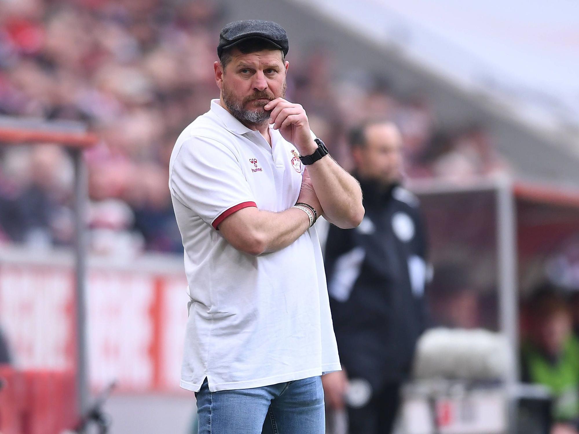 Steffen Baumgart mit Schiebermütze am Spielfeldrand.