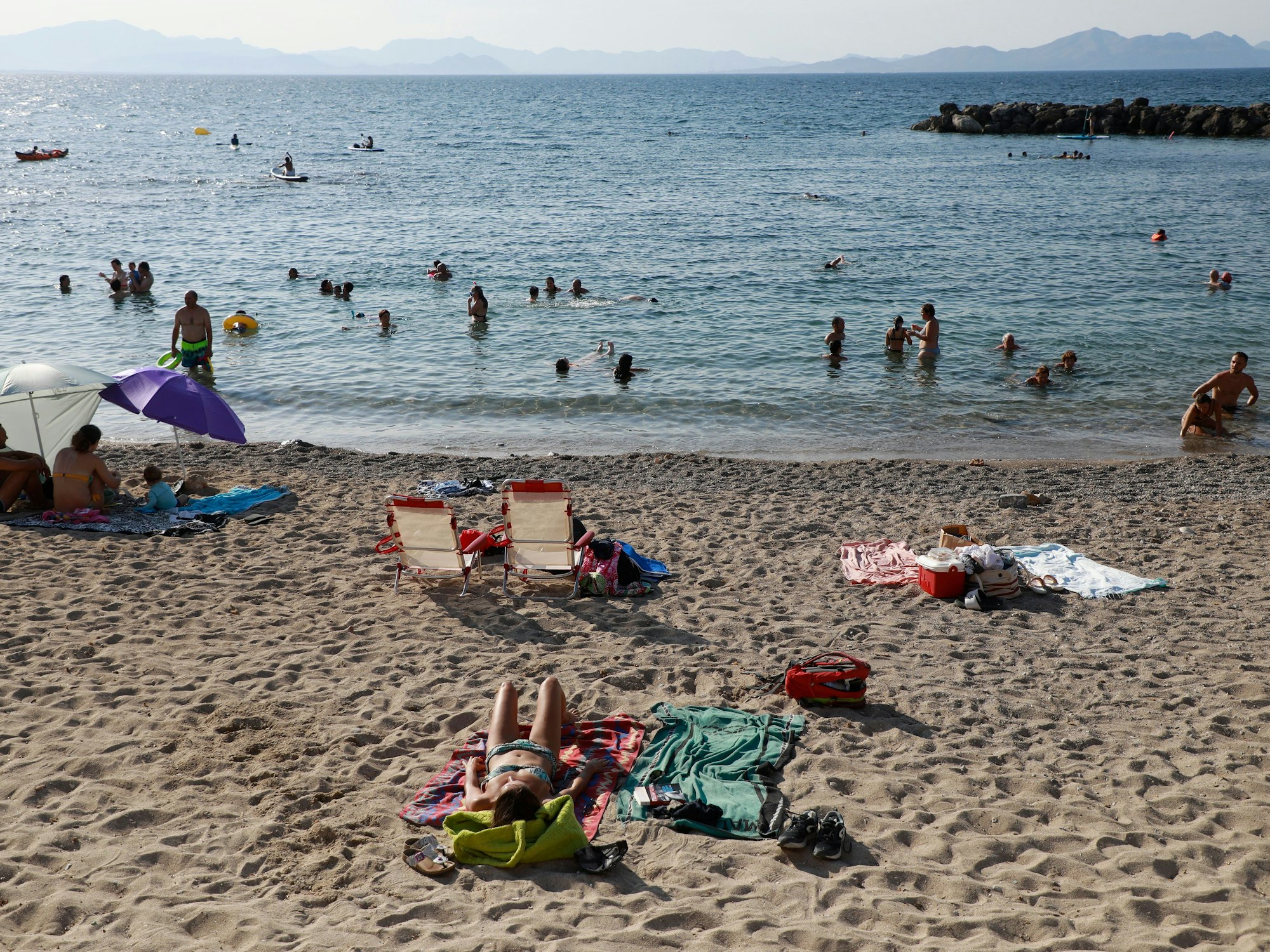 Menschen schwimmen und sonnen sich am Strand Colonia Sant Pere auf Mallorca, hier im August 2022.
