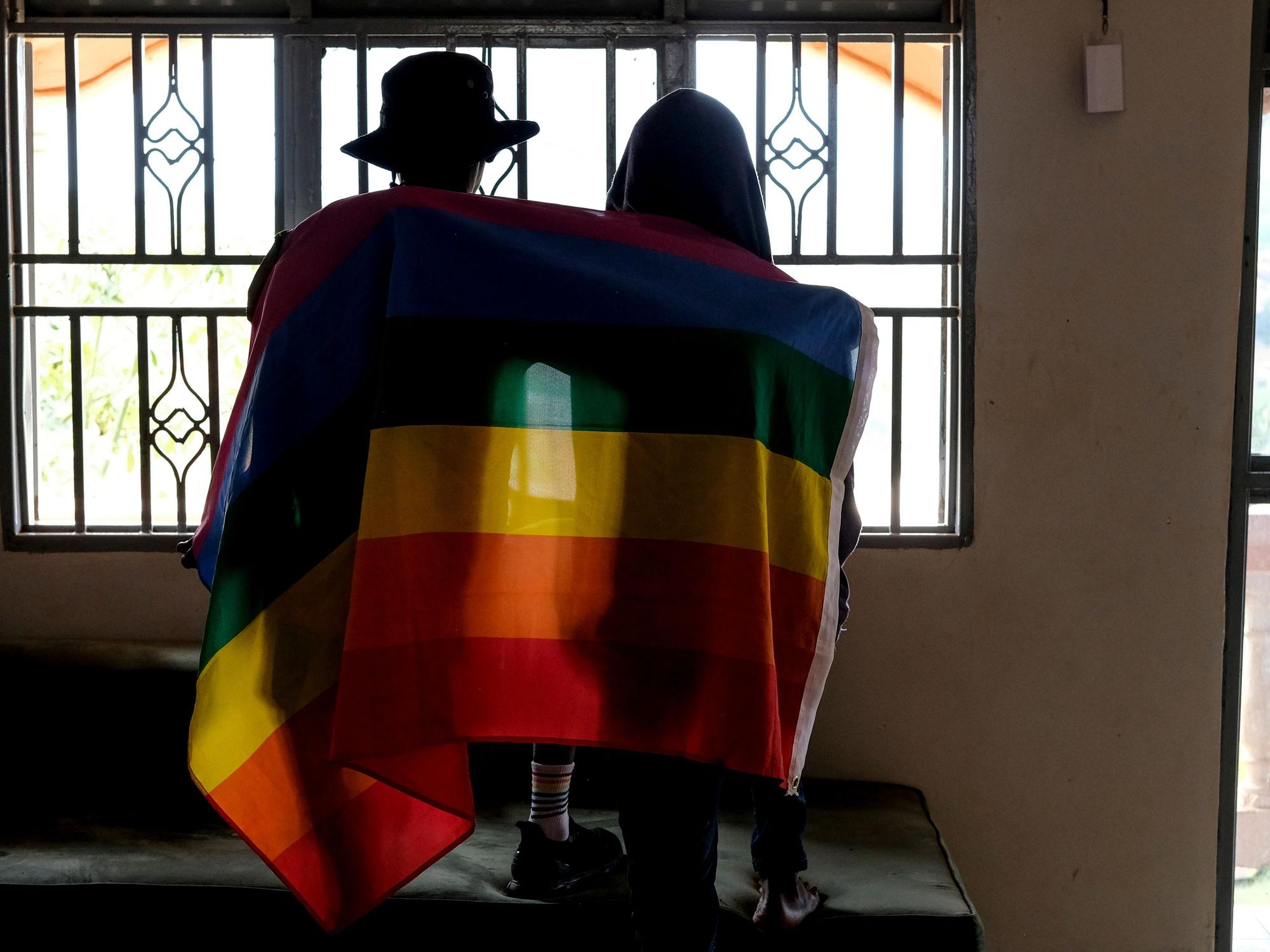 Ein Paar bedeckt sich mit einer Pride-Fahne, hier im März 2023.