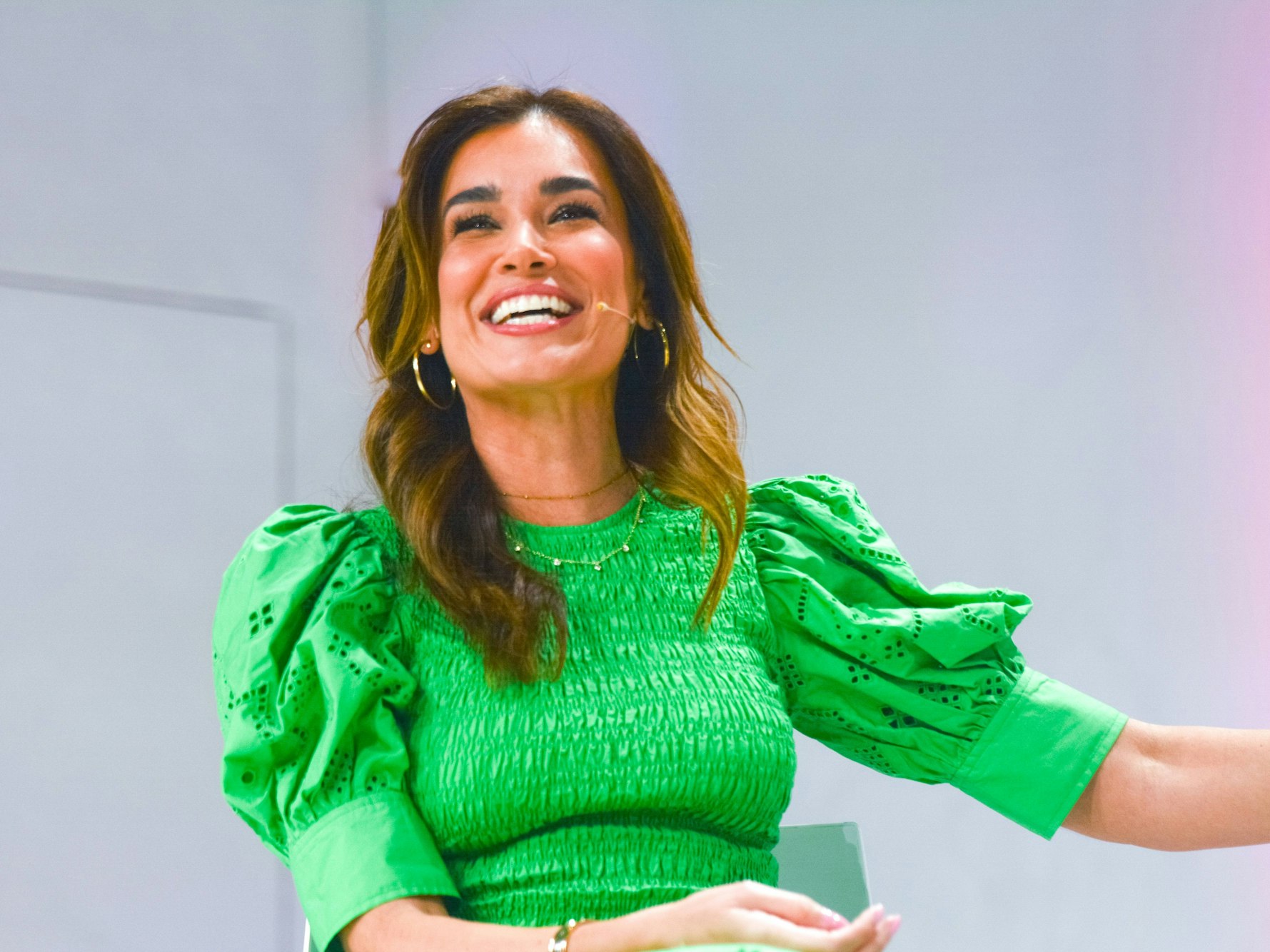 Jana Ina Zarrella spricht während einer Messe auf der Bühne.