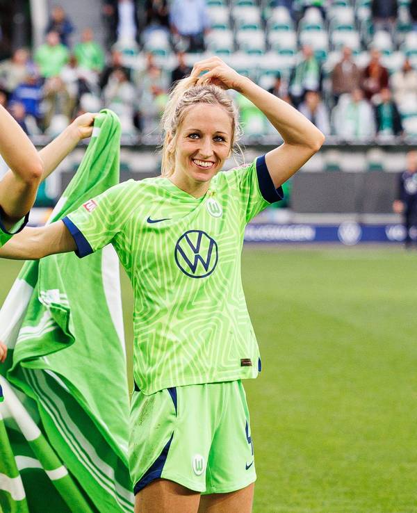 Wolfsburgs Dominique Janssen formt nach Spielende mit ihren Händen eine Herzform. Daneben steht Kathrin-Julia Hendrich.