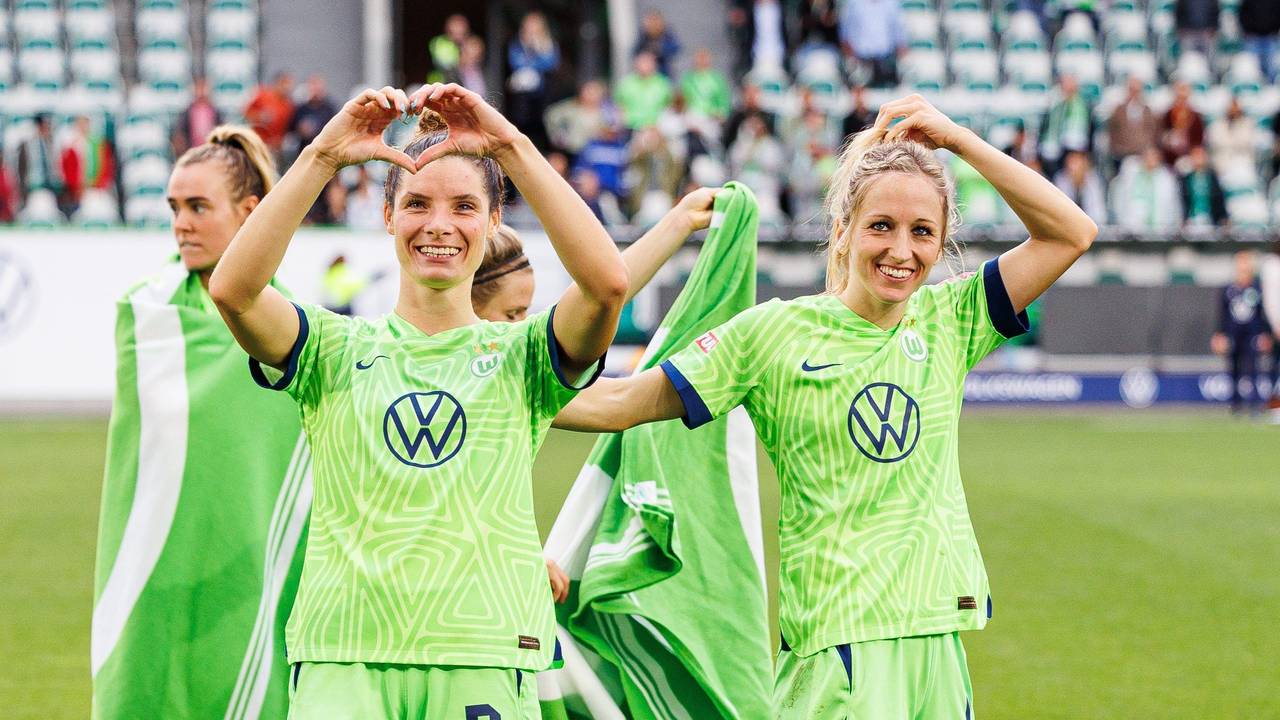 Wolfsburgs Dominique Janssen formt nach Spielende mit ihren Händen eine Herzform. Daneben steht Kathrin-Julia Hendrich.