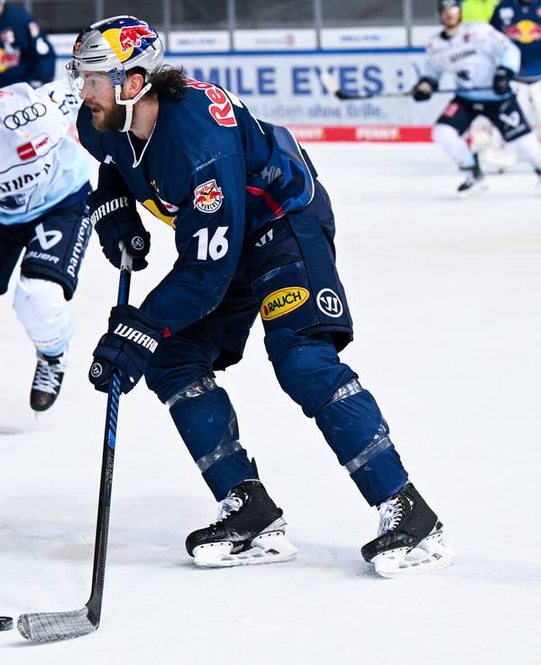 Konrad Abeltshauser (r) von München und Frederik Storm von Ingolstadt kämpfen um den Puck.