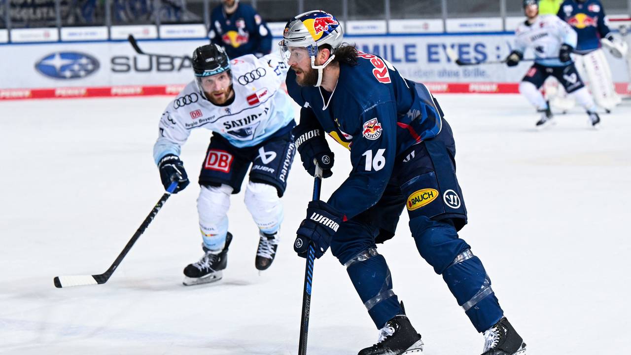 Konrad Abeltshauser (r) von München und Frederik Storm von Ingolstadt kämpfen um den Puck.