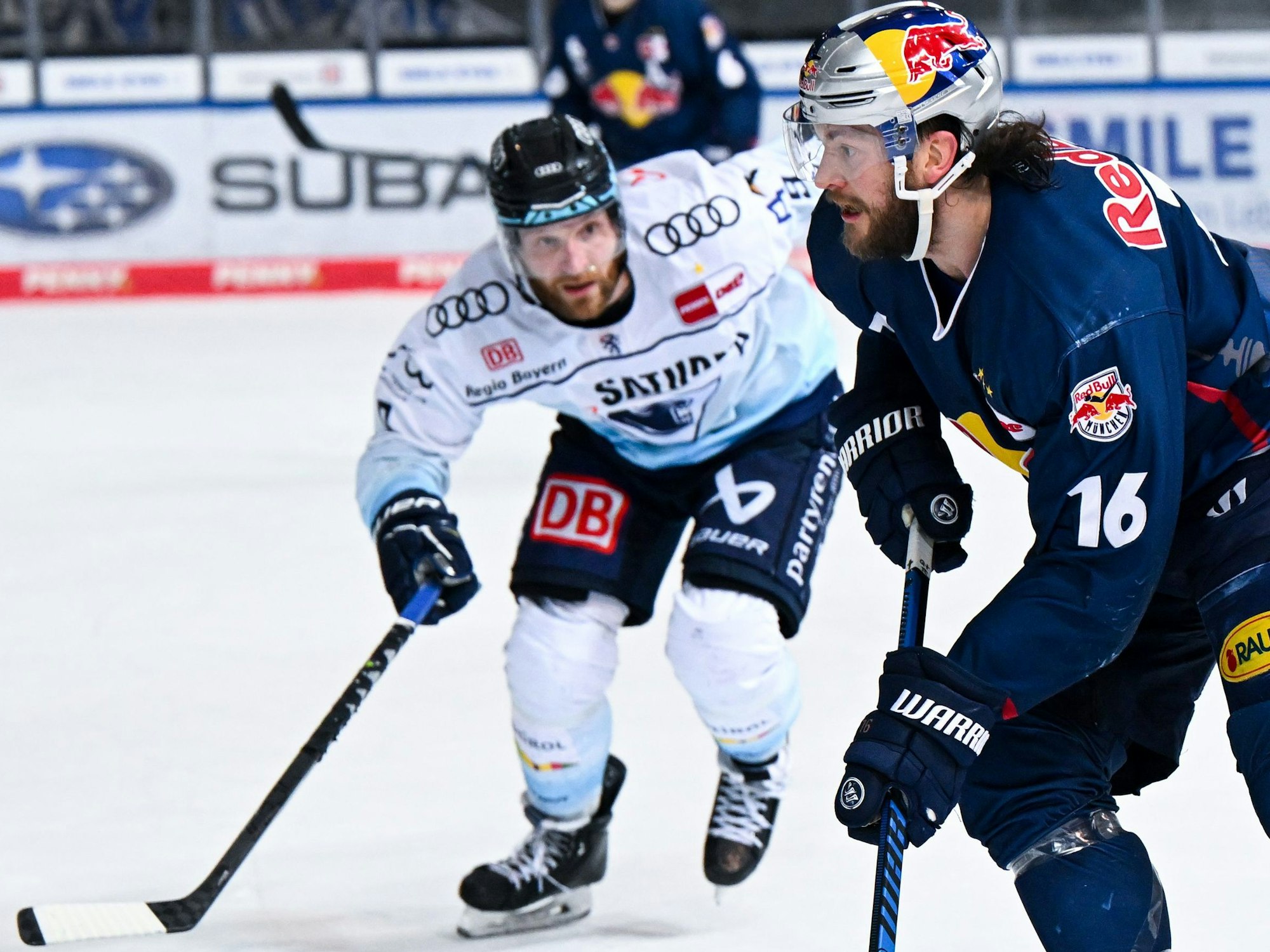 Konrad Abeltshauser (r) von München und Frederik Storm von Ingolstadt kämpfen um den Puck.