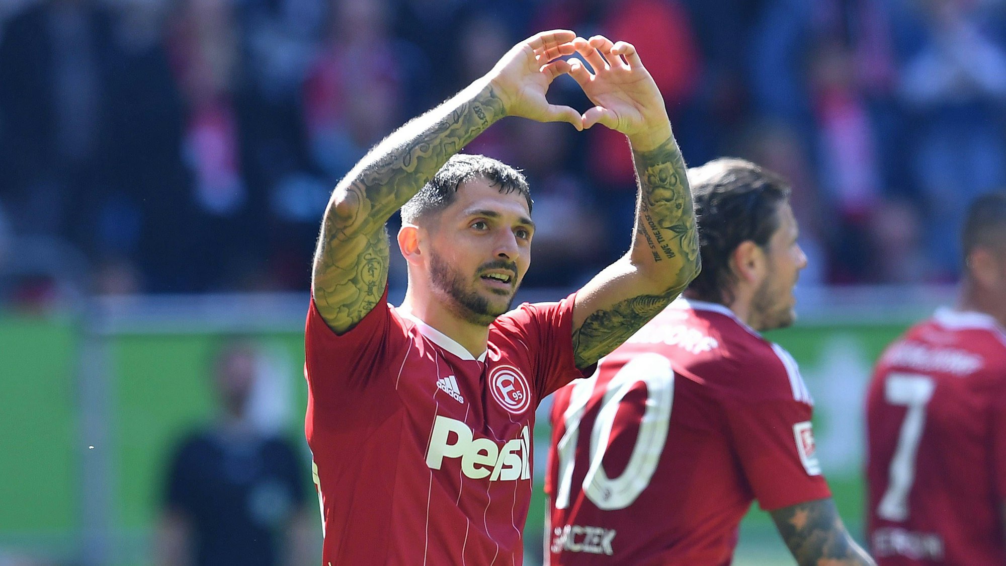 Matthias Zimmermann bejubelt sein Tor gegen den Karlsruher SC.