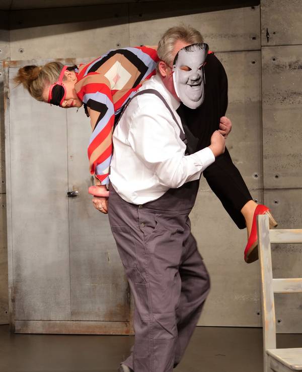Michaela Schaffrath Huckepack bei ihrem Kollegen Stefan Keim im Stück „Entführung fuer Profis“ im Bonner Contra-Kreis-Theater.