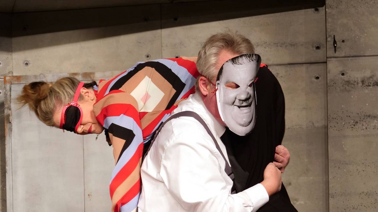 Michaela Schaffrath Huckepack bei ihrem Kollegen Stefan Keim im Stück „Entführung fuer Profis“ im Bonner Contra-Kreis-Theater.