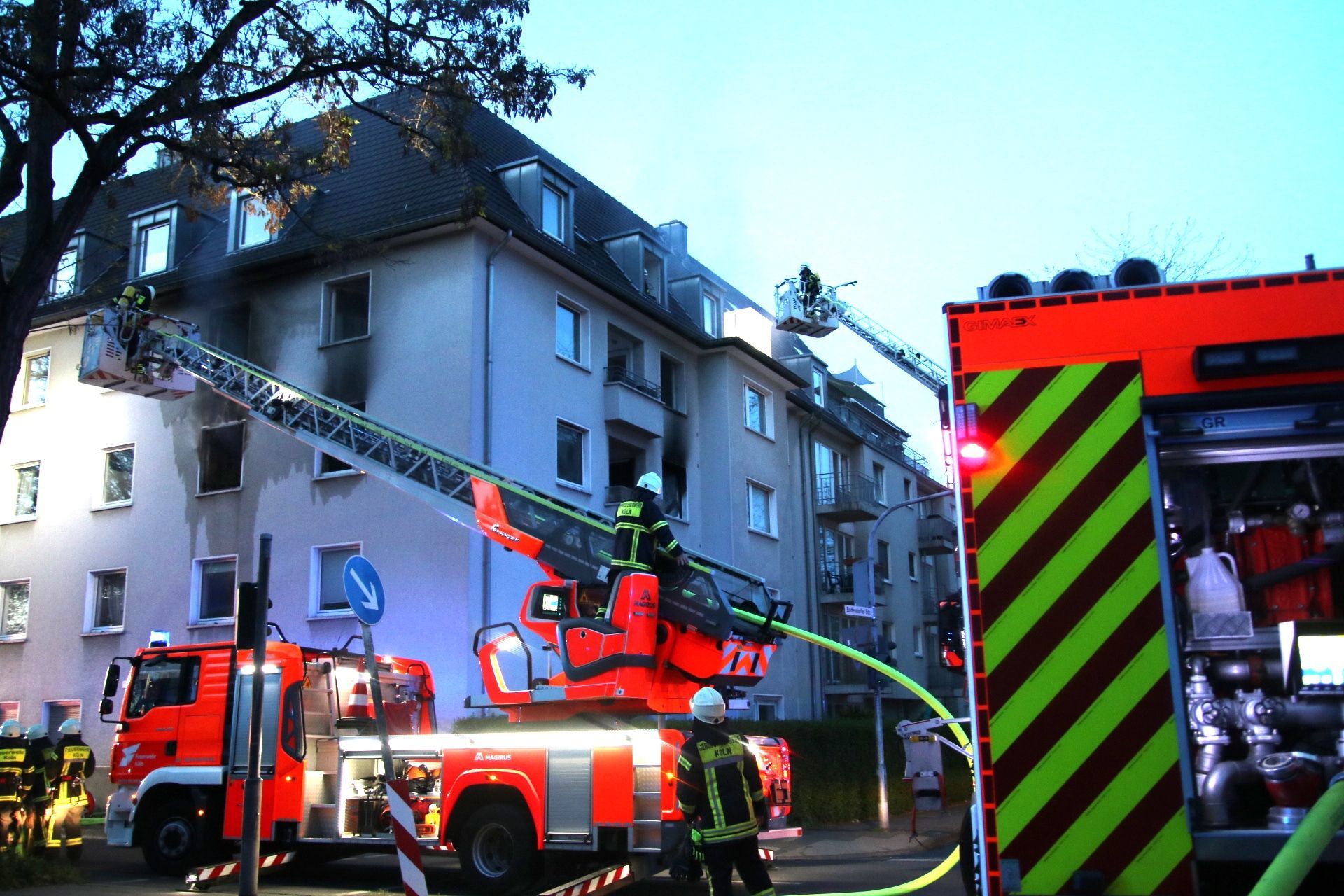 Eine Wohnung im zweiten Obergeschoss eines Mehrfamilienhauses in Köln-Zollstock hat am Mittwochabend (3. Mai) gebrannt, eine Person musste aus dem Dachgeschoss gerettet werden. Die anderen Bewohnerinnen und Bewohner konnten sich selbst retten.