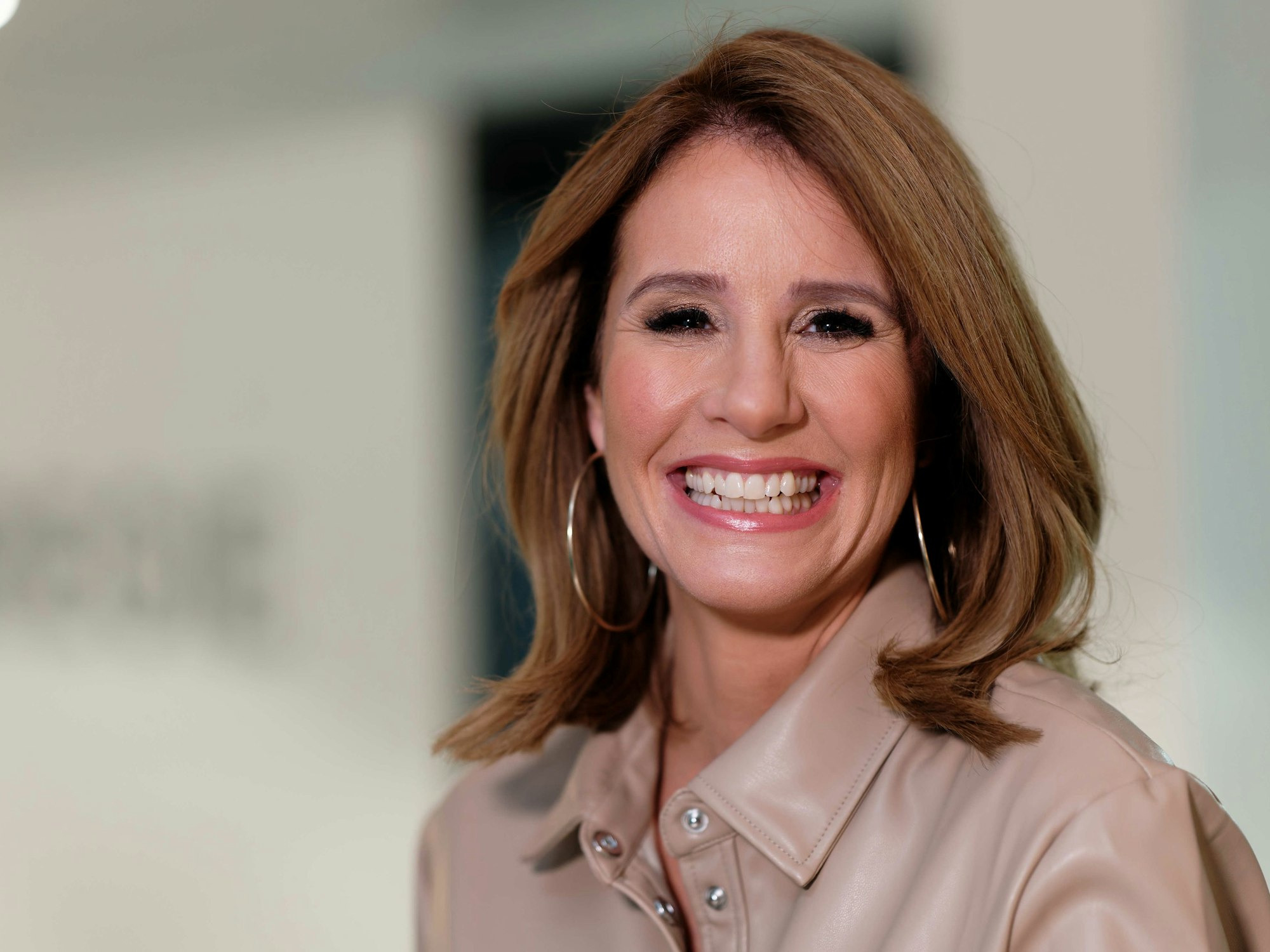 Mareile Höppner lächelt in die Kamera.