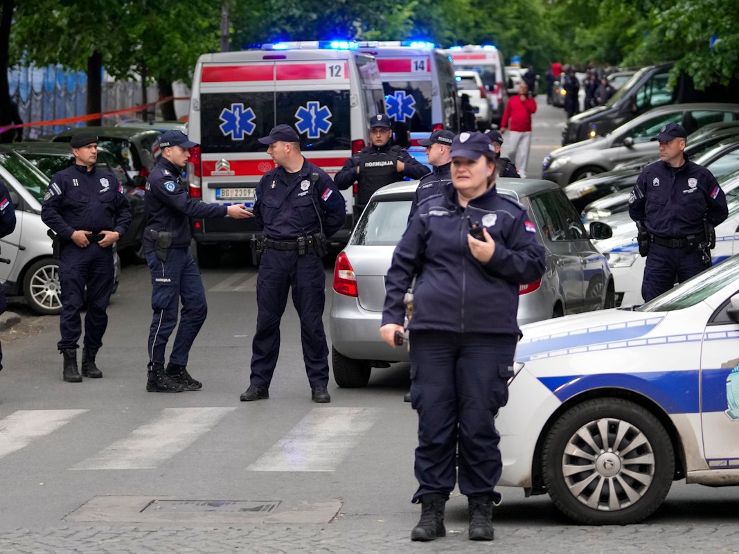 Die Polizei sperrt die Straßen um eine Grundschule. In einer Grundschule sind Schüsse gefallen. Das Innenministerium teilte mit, dass die Polizei einen mutmaßlichen Schützen festgenommen habe.