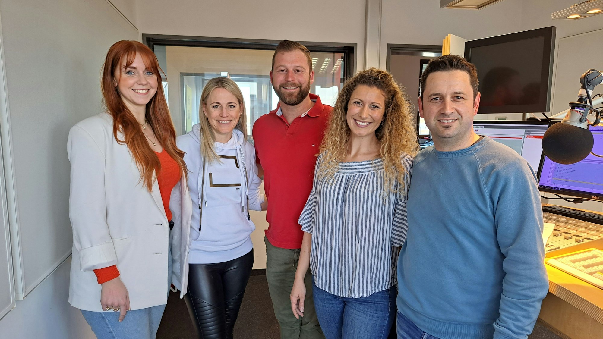 Ann-Kathrin Welter, Astrid Belle, Florian Gorny, Anica Cüpper und Gastgeber Dominik Becker beim Podcast Kölsch & Jot.