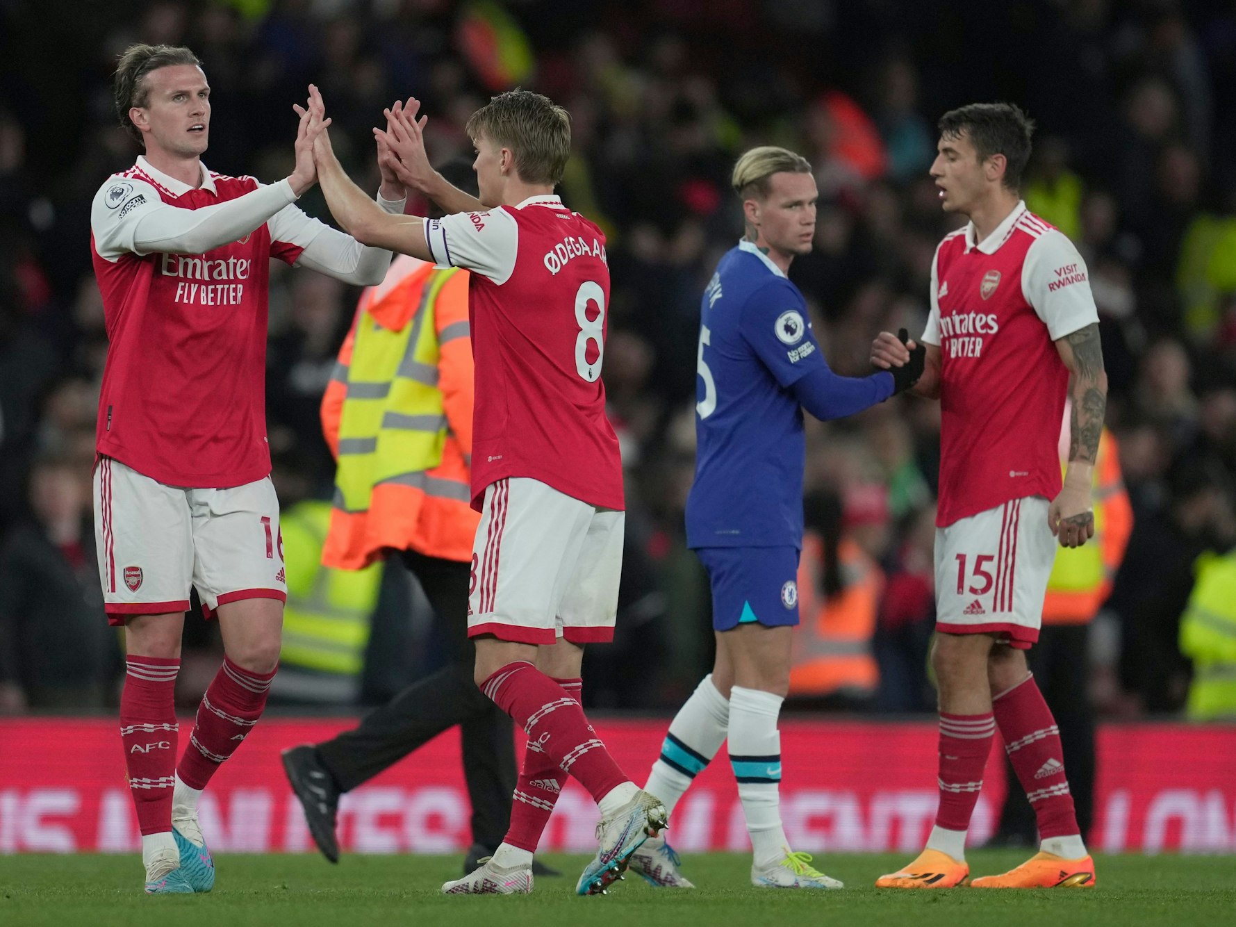 Spieler vom FC Arsenal feiern um Mudryk herum.