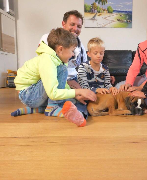 Familie Kretz streichelt Mogli.