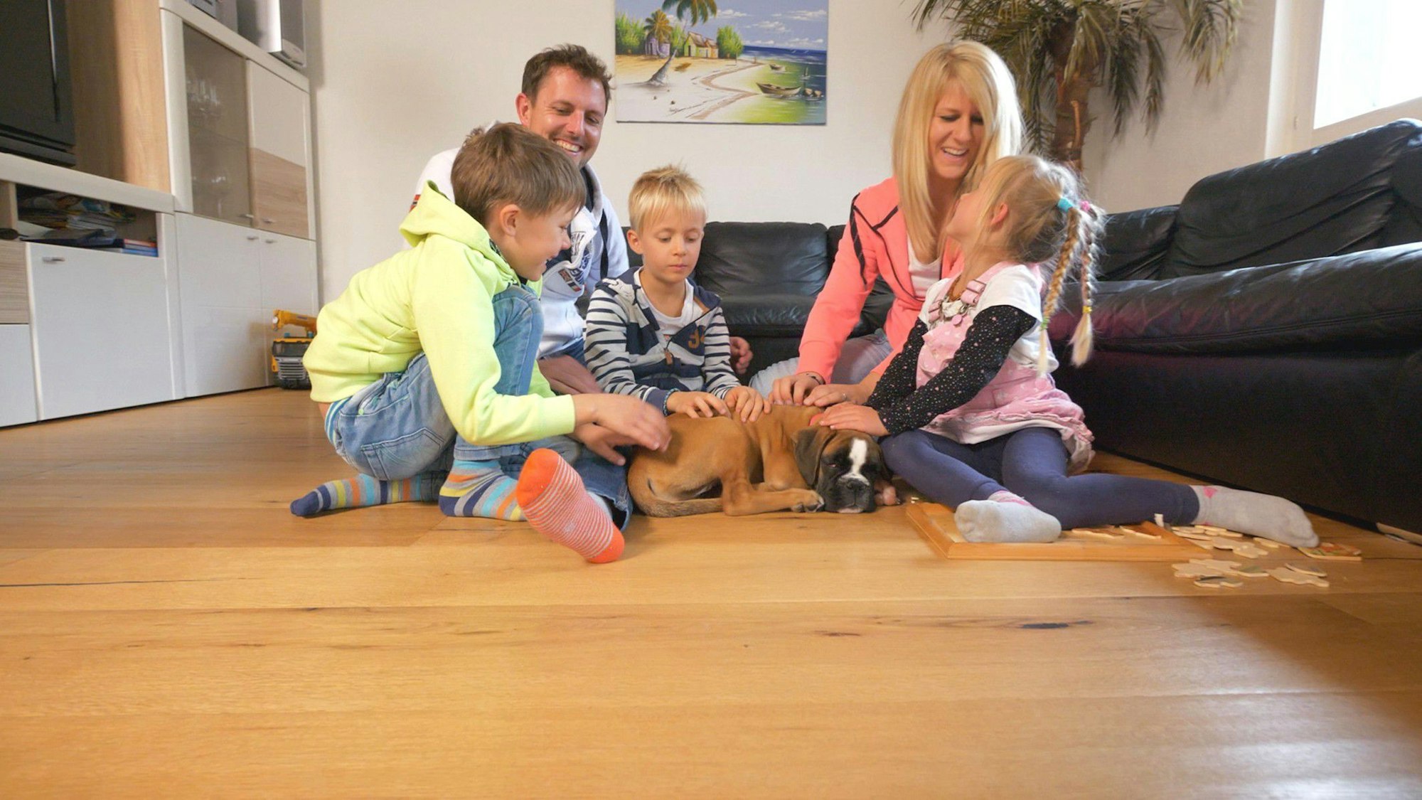 Familie Kretz streichelt Mogli.