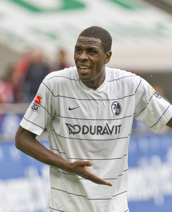 Mohamadou Idrissou (SC Freiburg) gestikuliert auf dem Platz.