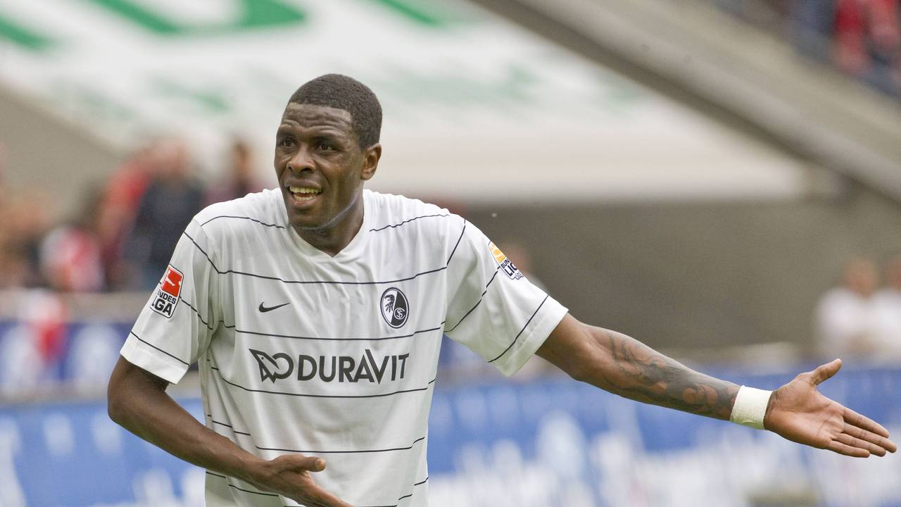 Mohamadou Idrissou (SC Freiburg) gestikuliert auf dem Platz.