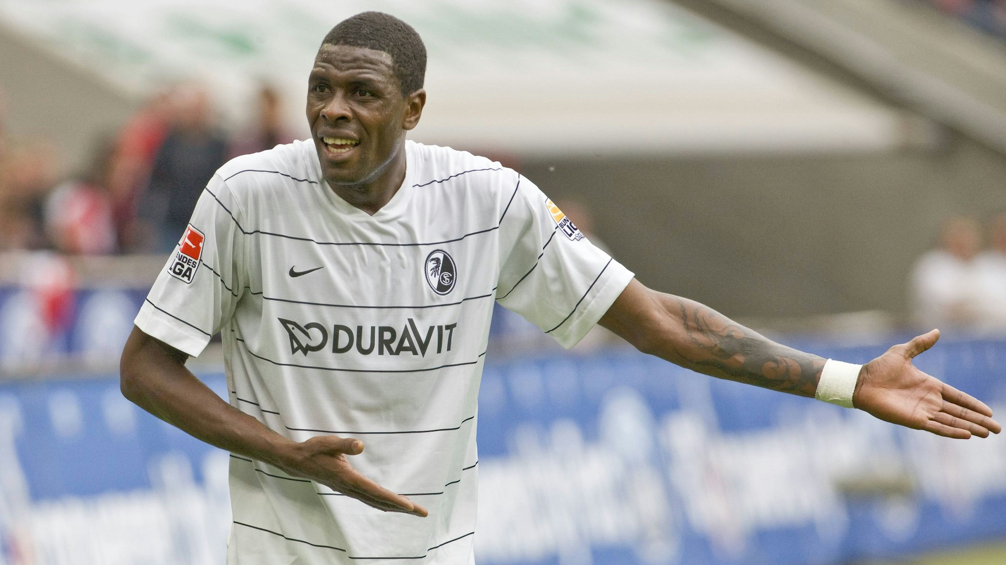 Mohamadou Idrissou (SC Freiburg) gestikuliert auf dem Platz.