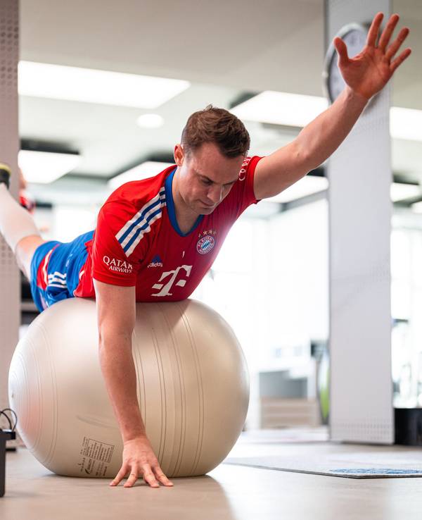 Manuel Neuer bei Cardio-Übungen im Fitnessraum des deutschen Rekordmeisters FC Bayern München.